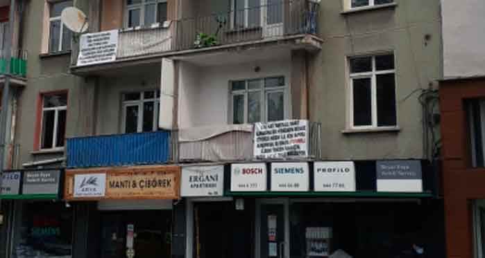 Eskişehir'in göbeğindeki apartmana asılan afişleri gören şaşıp kalıyor!