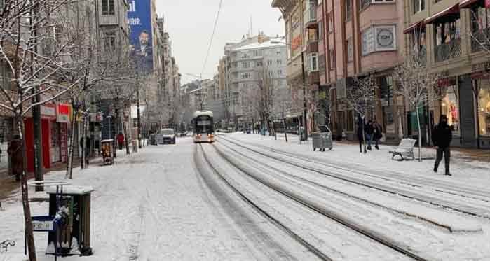 Eskişehir'in kar hasreti bitti, renkli görüntüler