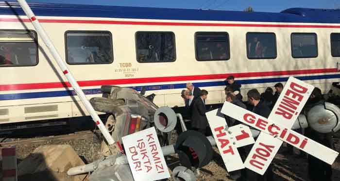 Eskişehir treni otomobile çarptı