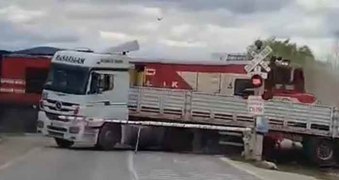 Eskişehir treni tır ile çarpıştı: Feci kaza kamerada