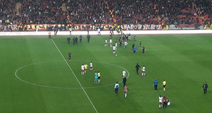 Eskişehirspor Altınordu maçında olay! Taraftarlar sahaya girdi!