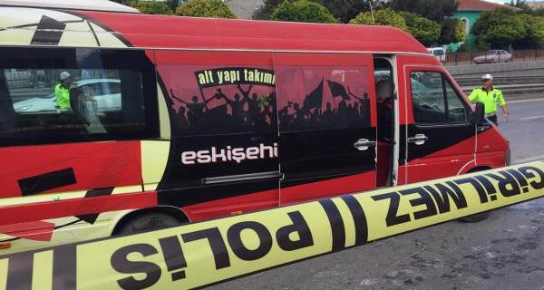 Eskişehirspor U12 oyuncularını taşıyan minibüs kaza yaptı