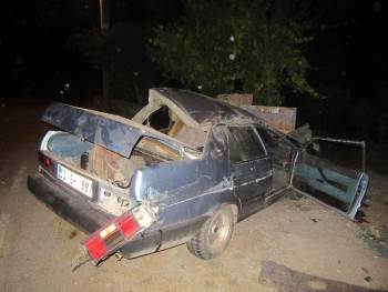 Evin Bahçe Duvarına Çarpan Otomobilde Yaralanan 2 Kişi Hayatını Kaybetti
