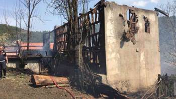 Evin Önünde Yakılan Ateş, Ev Ve Eklentilerini Kül Etti
