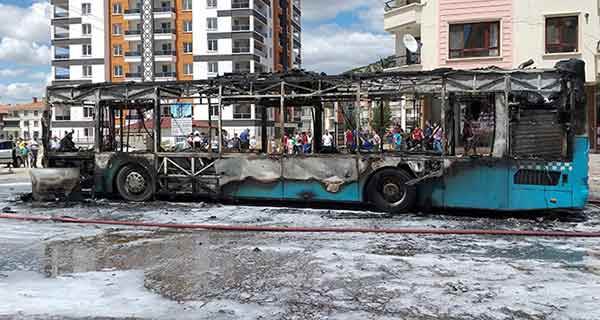 Faciadan dönüldü! Halk otobüsü seyir halinde yandı