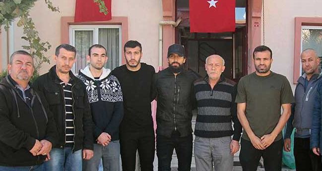 Futbolculardan Şehit Arıkan'ın babaevine taziye ziyareti