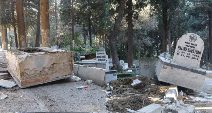 Hatay'da deprem sonrası mezarlar yola uçtu!