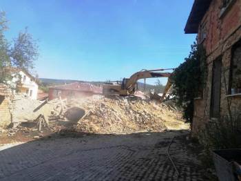 Hisarcık Köylerinde Tehlike Oluşturan 6 Metruk Bina Yıkıldı
