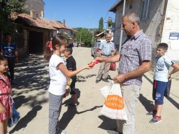 Hisarcık’Ta Çocuklara Sosyal Mesafeli Bayram Şekeri Dağıtıldı
