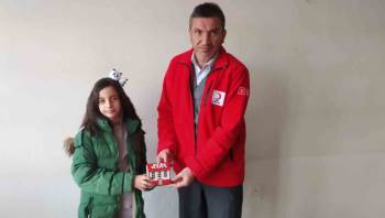 Hisarcık’Ta İlkokul Öğrencisi Erva, Kumbarasındaki Harçlıklarını Depremzedelere Bağışladı
