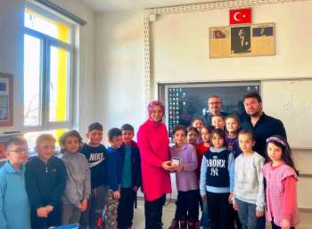 Hisarcık’Ta Minik Yürekler Okul Harçlıklarını Depremzedelere Bağışladı
