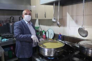 İhsaniye Belediyesi, Ramazan Ayı Boyunca 65 Aileye Günlük İftar Yemeği Dağıttı
