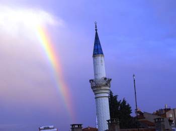 İki Ayrı Camide Aynı Açıda Görünen Gökkuşağı Şaşırttı
