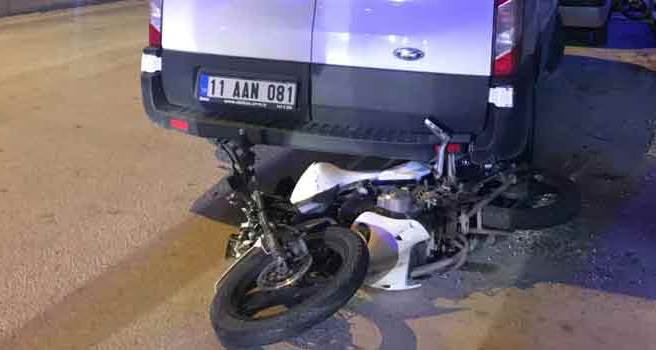 İki motosiklet çarpıştı, biri kamyonetin altına...