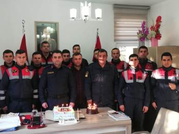 Jandarma Ekibinden Komutanları Teğmen Yassıkaya’Ya Doğum Günü Sürprizi
