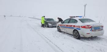 Jandarma Ekiplerinden Kardan Kapanan Yollarda Mahsur Kalan Araçlara Yardım

