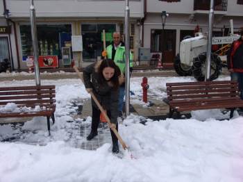 Kadın Belediye Başkanı Eline Küreği Alıp Kar Kürüdü
