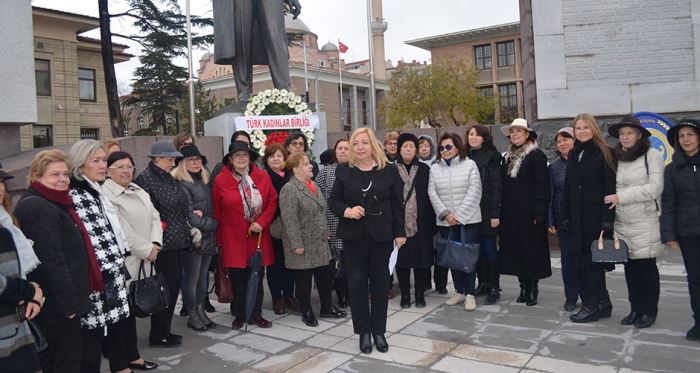 Kadınlar Atatürk anıtına çelenk koydu