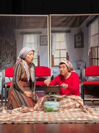 Kadınlar Depremzedeler Yararına Tiyatro Oyunu Sergiledi
