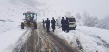 Kar Nedeniyle Kapanan Köy Yolunda Araçları İle Mahsur Kaldılar
