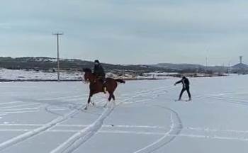 Kar Üzerinde Atlarıyla Birlikte Kayak Yaptılar
