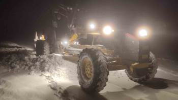 Karla Mücadele Ekipleri Kapanan Köy Yollarını Ulaşıma Açtı
