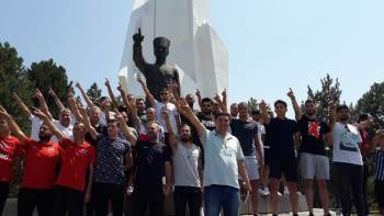Karşıyaka Spor Kulübü Futbolcuları, Dumlupınar Şehitliğini Ziyaret Etti
