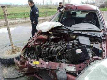 Kazada Hurdaya Dönen Otomobilde Kimsenin Burnu Bile Kanamadı
