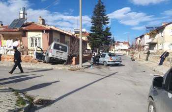 Kazada Savrulan Araç İstinat Duvarını Yıkıp Evin Bahçesine Girdi

