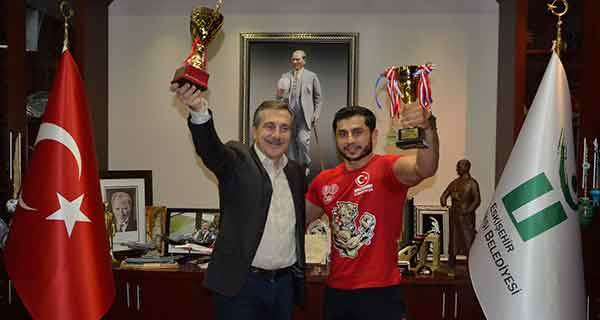 Kazandığı kupaları Başkan Ataç’a getirdi