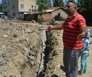 Kepçe Operatörü Kanalizasyon Hattı Kazarken Tarihe Çarptı
