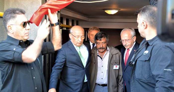 Kılıçdaroğlu Eskişehir'de şehit ailesini ziyaret etti