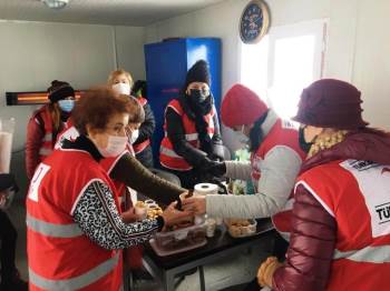 Kızılay’In Gönüllü Kadınları Görevi Başındaki Polis Ekiplerini Unutmadı
