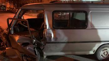 Kontrolden Çıkan Minibüs Direğe Çarptı 1 Kişi Yaralandı
