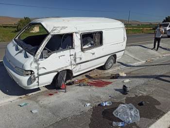 Kontrolden Çıkan Minibüs Orta Refüje Devrildi, 4 Kişi Yaralandı
