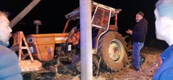 Kontrolden Çıkan Traktör Elektrik Direğine Çarptı, Sürücü Yaralandı

