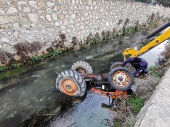 Kontrolden Çıkan Traktör Sürücüsüyle Büyük Menderes Nehri’Ne Düştü
