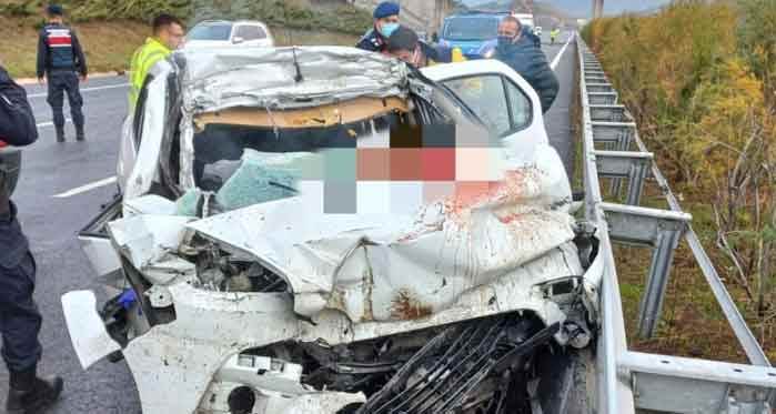 Korkunç kaza: Otomobil 4 kişiye mezar oldu!