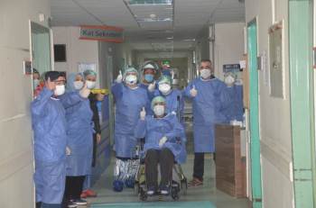 Korona Virüsünü 46 Günde Yenen 69 Yaşındaki Yaşlı Adam Alkışlarla Evine Uğurlandı
