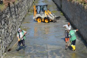 Kötü Koku Ve Sinek Popülasyonunun Önüne Geçmek İçin Kanal Temizliği Yapıldı
