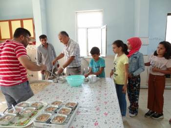 Köy imamı, 2 bin 400 kişilik aşureyi tam 7 saatte pişirdi!