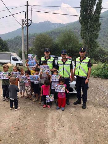 Köy Köy Gezerek Miniklere Trafik Eğitimi Veriliyor
