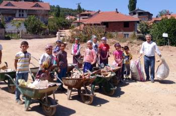 Köy Kuran Kursu Öğrencilerinden Çevre Temizliğine Destek

