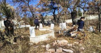 Köy Mezarlığının Temizliğini Gönüllüler Yaptı
