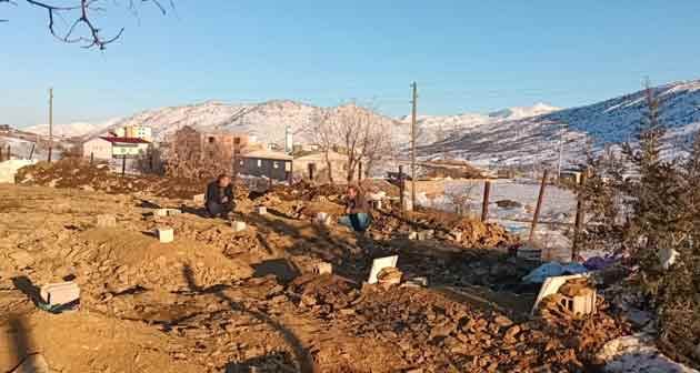 Köyü deprem vurdu: Aynı aileden 14 kişi...