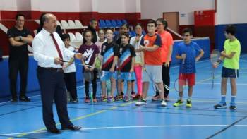 Kütahya’Da Ara Tatildeki Öğrenciler İçin Badminton Etkinliği
