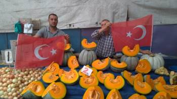 Kütahya’Da Pazar Tezgahları Türk Bayrakları İle Süslendi
