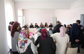 Kütahya’Da Protokol Üyelerinin Eşleri Depremzede Kadınları Ziyaret Etti
