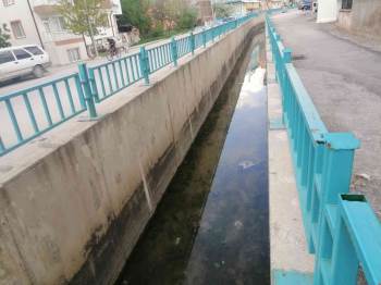 Kütahya’Daki Sulama Kanalı Temizlendi
