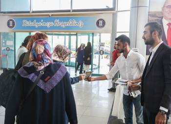 Kütahya’Yı Kazanan Öğrenciler Otogarda Karşılanıyor
